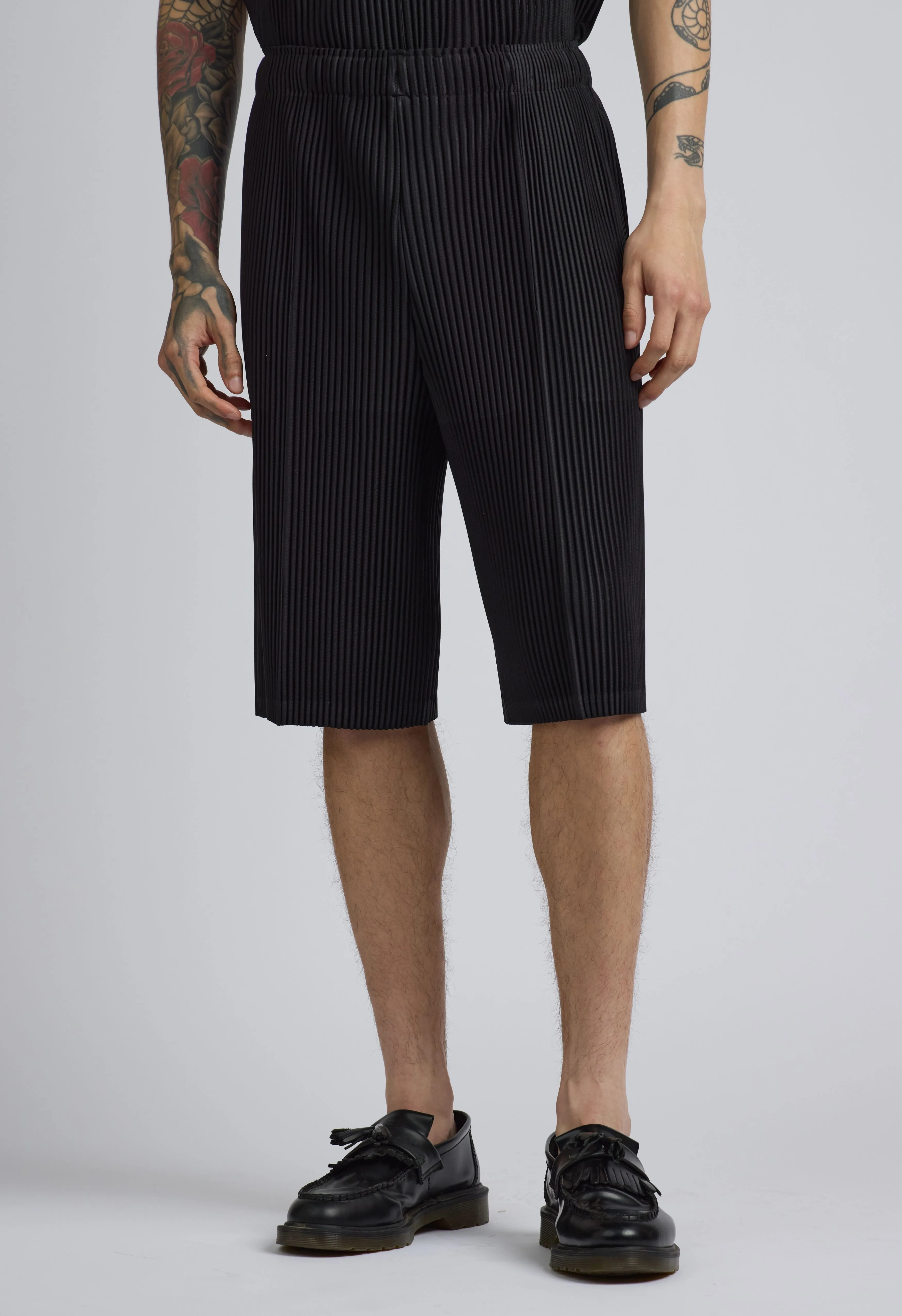 Mid Pleated Short In Black